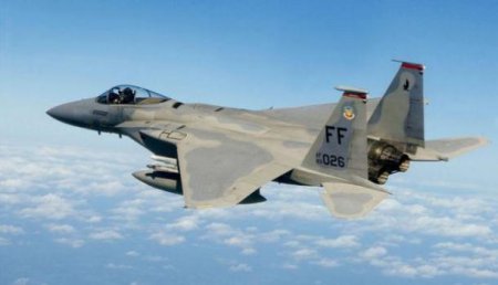 В Японии экипаж лайнера чудом увел самолет от столкновения с двумя истребителями F-15