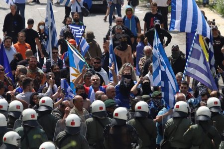 В Греции после соглашения с Македонией начались протесты и столкновения