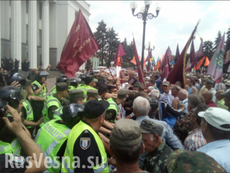 СРОЧНО: Протестующие штурмуют здание Верховной рады (ВИДЕО)