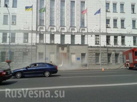 СРОЧНО: Беспорядки в Харькове: неонацисты прорвались в здание горсовета (ФОТО, ПРЯМОЙ ЭФИР)