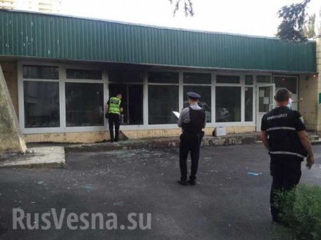 Это Украина: здание банка забросали коктейлями Молотова (ФОТО, ВИДЕО)