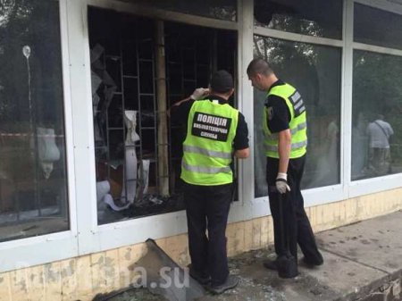 Это Украина: здание банка забросали коктейлями Молотова (ФОТО, ВИДЕО)