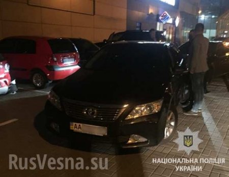 В Киеве полицейский торговал наркотиками у торгового центра (ФОТО)