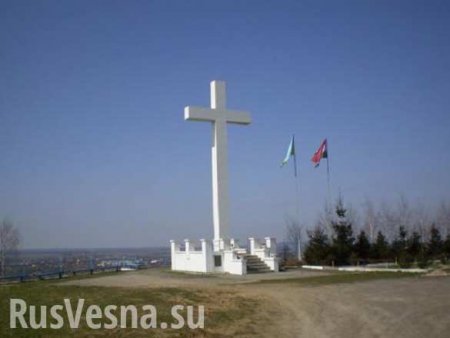 Украинские неонацисты осквернили венгерский памятник (ФОТО)