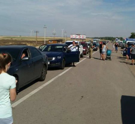 Позагорать и заправиться: На границе с Крымом очереди из украинцев (ФОТО)
