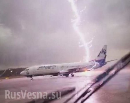Очевидец снял удар молнии в Boeing 737 (ФОТО)