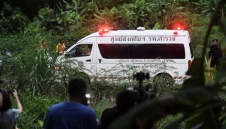 Из затопленной в Таиланде пещеры вывели четверых детей