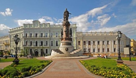 Перепись идиотов: заменить памятник Екатерине II в. Одессе на памятник УПА хотят 47 человека