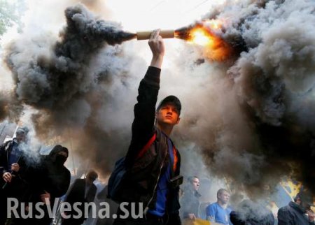 Тысячи протестующих запалили дымовые шашки у Рады (ФОТО, ВИДЕО)