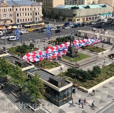 Хорватские болельщики развернули в центре Москвы флаг с надписью «Спасибо, Россия» (ФОТО)