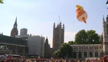 Огромный надувной младенец-Трамп парит над центром Лондона. Прямая трансляция