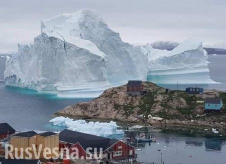 В Гренландии из-за гигантского айсберга спешно эвакуировали жителей (ВИДЕО)