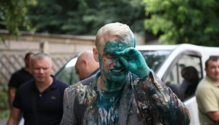 В США обеспокоены нападениями метателей тортов «Рошен» на Антикоррупционное бюро в Киеве