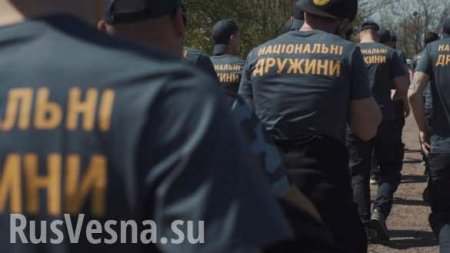 Дикая Украина: Боевики Нацдружин привязали к столбу мужчину с табличкой «Я ватник» (ФОТО, ВИДЕО 18+)