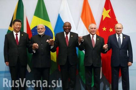 «Переволновались»: лидеры стран БРИКС не смогли встать к своим флагам (ФОТО, ВИДЕО)