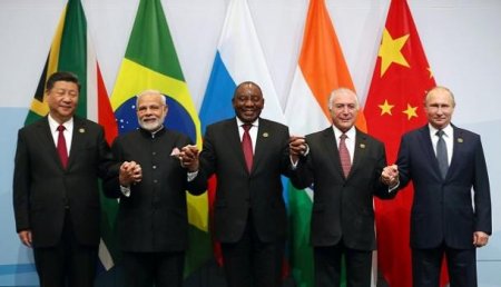 Лидеры стран БРИКС перепутали свои флаги во время съемки (ВИДЕО)