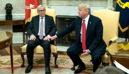 «Это всё он»: Глава Еврокомиссии Юнкер не может опомниться от поцелуя с Трампом