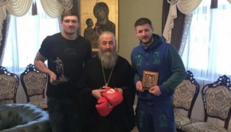 Александр Усик подарил боксерские перчатки митрополиту Онуфрию