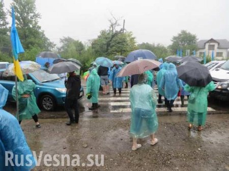 Жители Западной Украины перекрыли трассу республиканского значения (ФОТО, ВИДЕО)