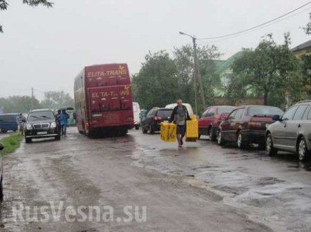Жители Западной Украины перекрыли трассу республиканского значения (ФОТО, ВИДЕО)