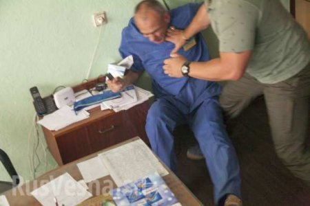 Украинский «активист» ради пиара избил врача прямо на рабочем месте (ФОТО)