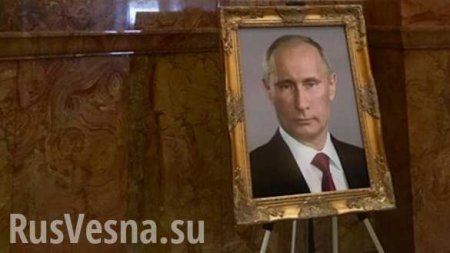Американская чиновница наказана за портрет Путина