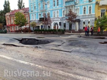 Путин начал бомбить? В Киеве на дорогах гигантские провалы (ФОТО, ВИДЕО)