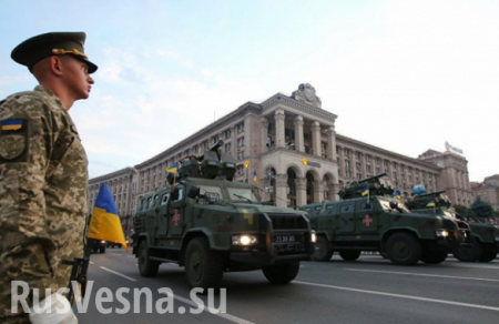 Типичная Украина: В Киеве внедорожник нагло вклинился в колонну военной техники (ВИДЕО)