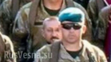 Кто это? На фото участников парада с Порошенко обнаружился странный посторонний (ФОТО)