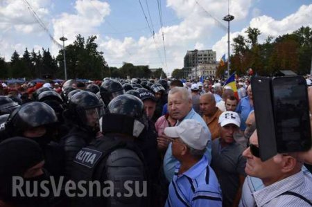 В Молдавии протестующие требуют отставки правительства (ФОТО, ВИДЕО)