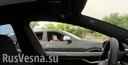 Автомобиль без водителя въехал в толпу пешеходов в Перми (ВИДЕО)