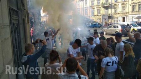 Запалили файеры, пошли на штурм: неонацисты устроили «майдан» у суда во Львове (ФОТО)