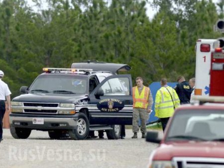 На военную базу в США рухнул самолет, есть жертвы (ФОТО)