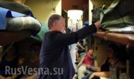 «Спал на грязном матрасе, всем вагоном скинулись ему на чай»: Украинцы высмеяли дешёвый пиар Порошенко (ФОТО)