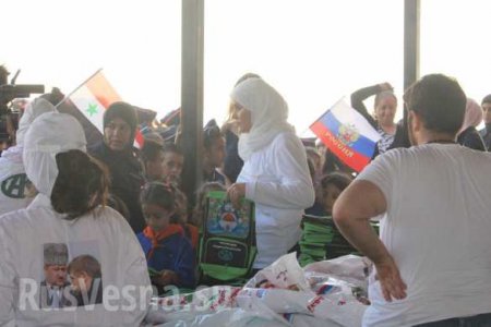 Бывшая крепость боевиков в российских флагах: дети исламистов устроили неожиданную встречу нашим военным (ФОТО)