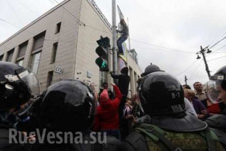Участники несогласованной акции блокировали движение в Петербурге (ФОТО, ВИДЕО)