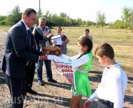 «Вместе в будущее»: в Харьковской области торжественно открыли остановки и мусоросборник (ФОТО)