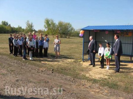 «Вместе в будущее»: в Харьковской области торжественно открыли остановки и мусоросборник (ФОТО)