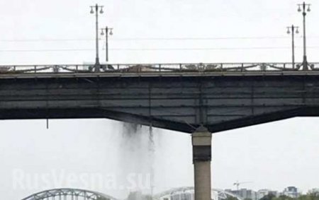 В Сети смеются над киевским «плачущим» мостом (ФОТО, ВИДЕО)