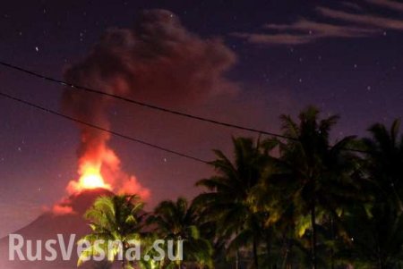 Извержение вулкана началось в Индонезии после землетрясения и цунами (ВИДЕО)