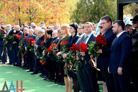 40 дней со дня смерти Захарченко: молебен у могилы Главы ДНР (ФОТО, ВИДЕО)