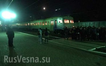 На Украине пассажиры, не поместившиеся в короткий поезд, заблокировали железную дорогу (ФОТО)