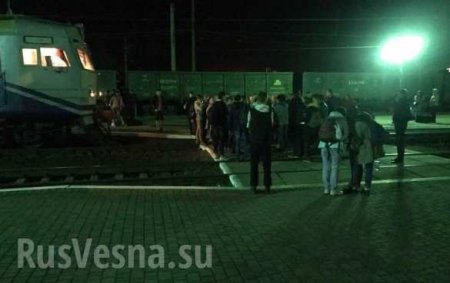На Украине пассажиры, не поместившиеся в короткий поезд, заблокировали железную дорогу (ФОТО)