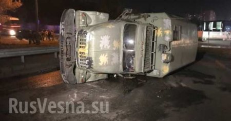 В Киеве перевернулся военный грузовик (ФОТО)