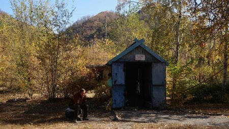 Нашли бомбоубежище: в Донбассе люди до сих пор живут в подвалах (ФОТО)