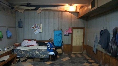 Нашли бомбоубежище: в Донбассе люди до сих пор живут в подвалах (ФОТО)