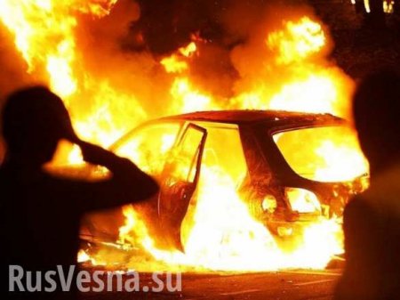 Это Украина: Иностранцы устроили массовую драку и сожгли автомобиль в Сумах (ВИДЕО)