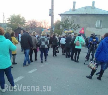 В оккупированном Лисичанске прекратили работу все шахты, горняки с семьями блокируют дороги (ФОТО)