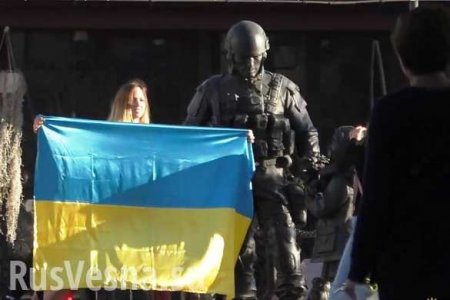 Социальный эксперимент: как девушка-блогер гуляла по Крыму с флагом Украины (ВИДЕО)