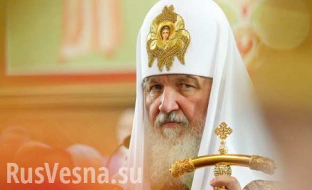 Украинские дети-паломники подарили патриарху Кириллу каравай